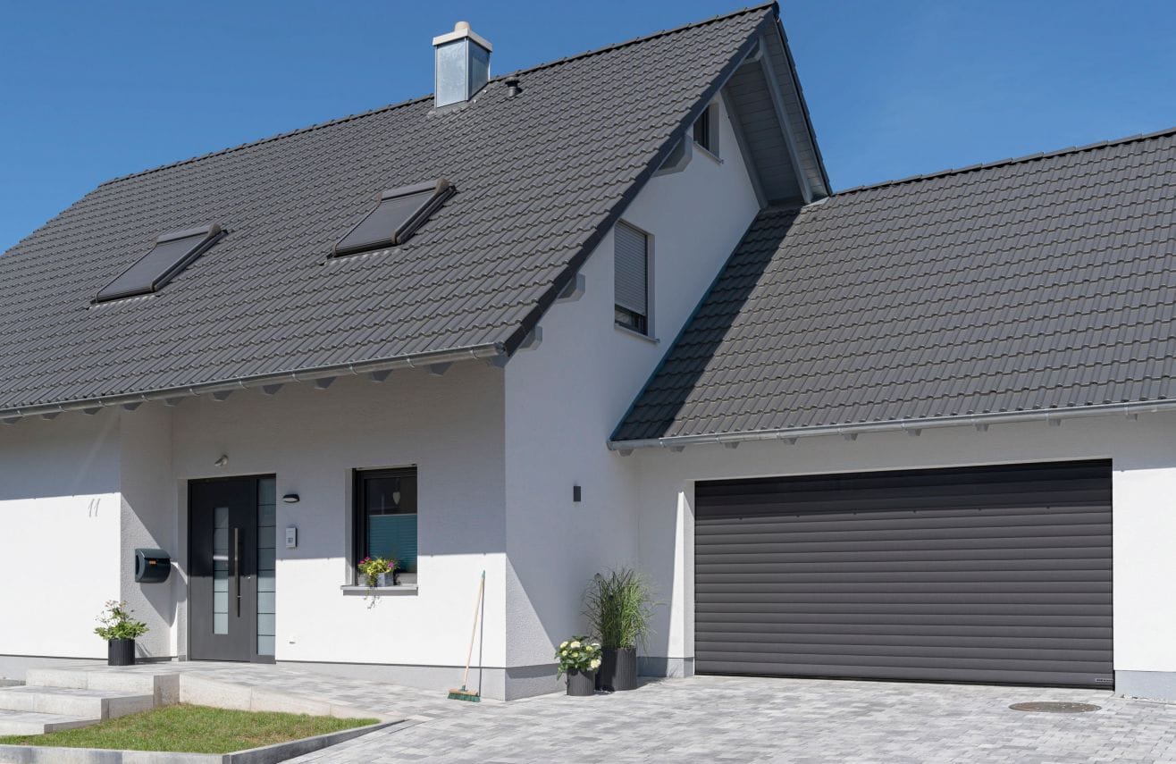 Moderna kuća sa segmentnim garažnim vratima – elegantna rešenja za vašu garažu