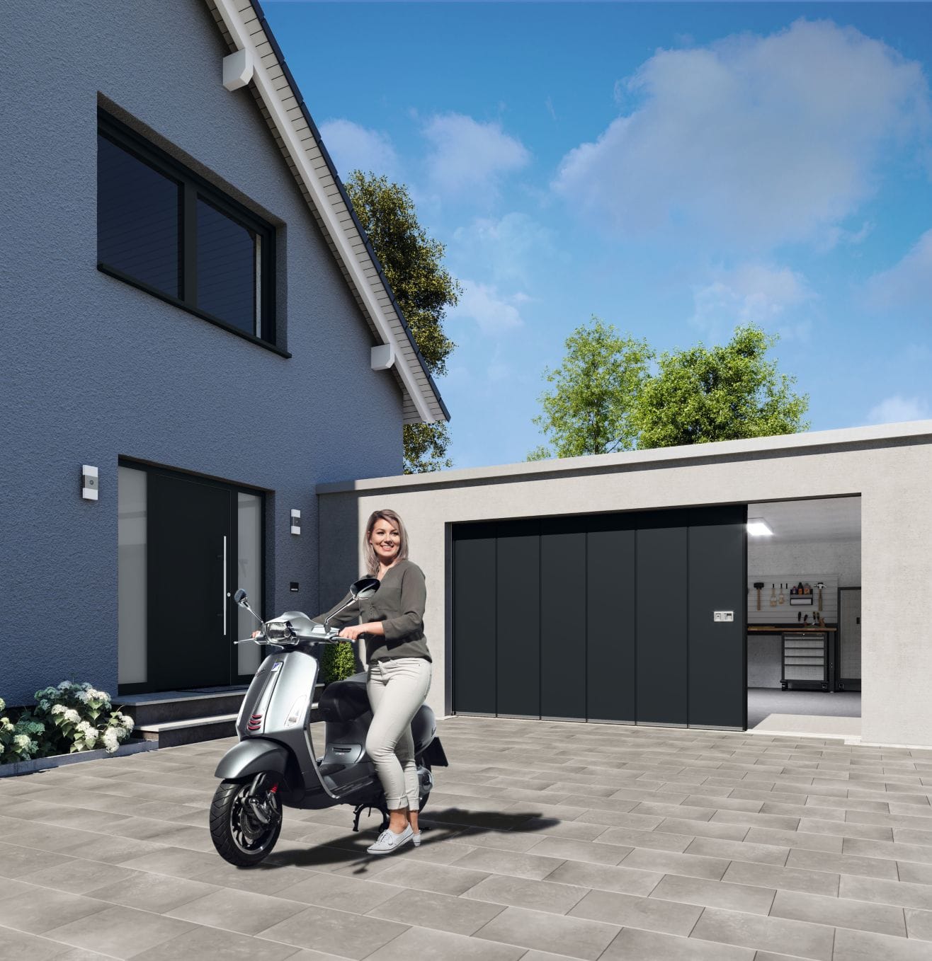 Žena sa skuterom ispred modernih segmentnih garažnih vrata