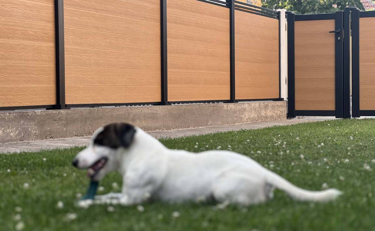 Deking ograda za dvorište sa aluminijumskim profilima.